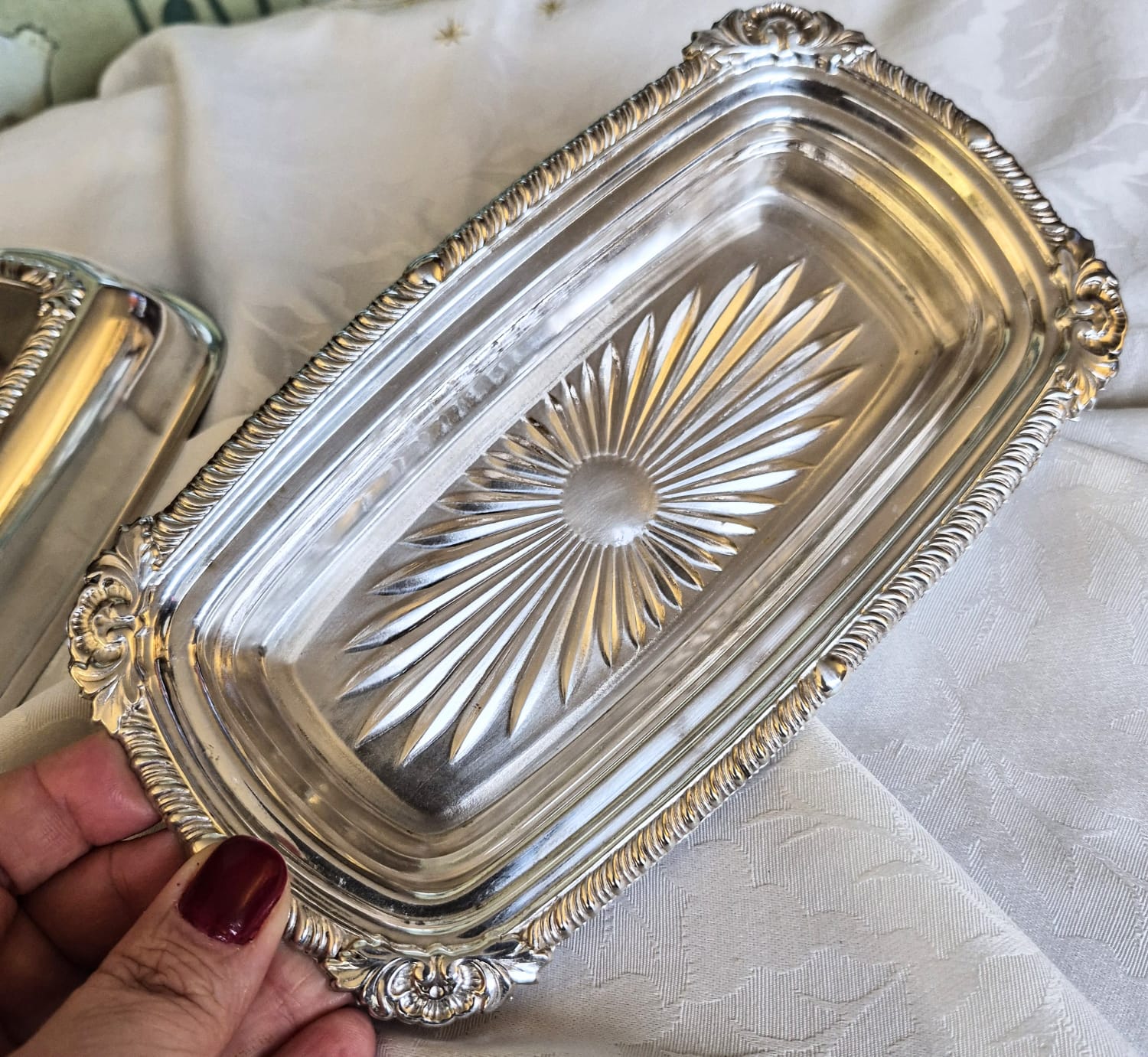 Manteigueira em metal espessurado à prata estadounidense Crosby (não marcada), com o demi cristal de dentro impecável!