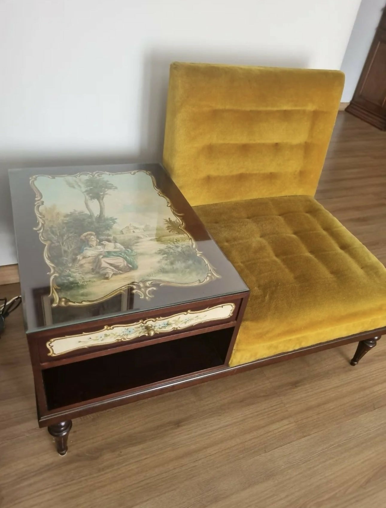 Fofoqueira Retrô Anos 60/70 - Veludo Mostarda Original e Tampo Pintura Rococó