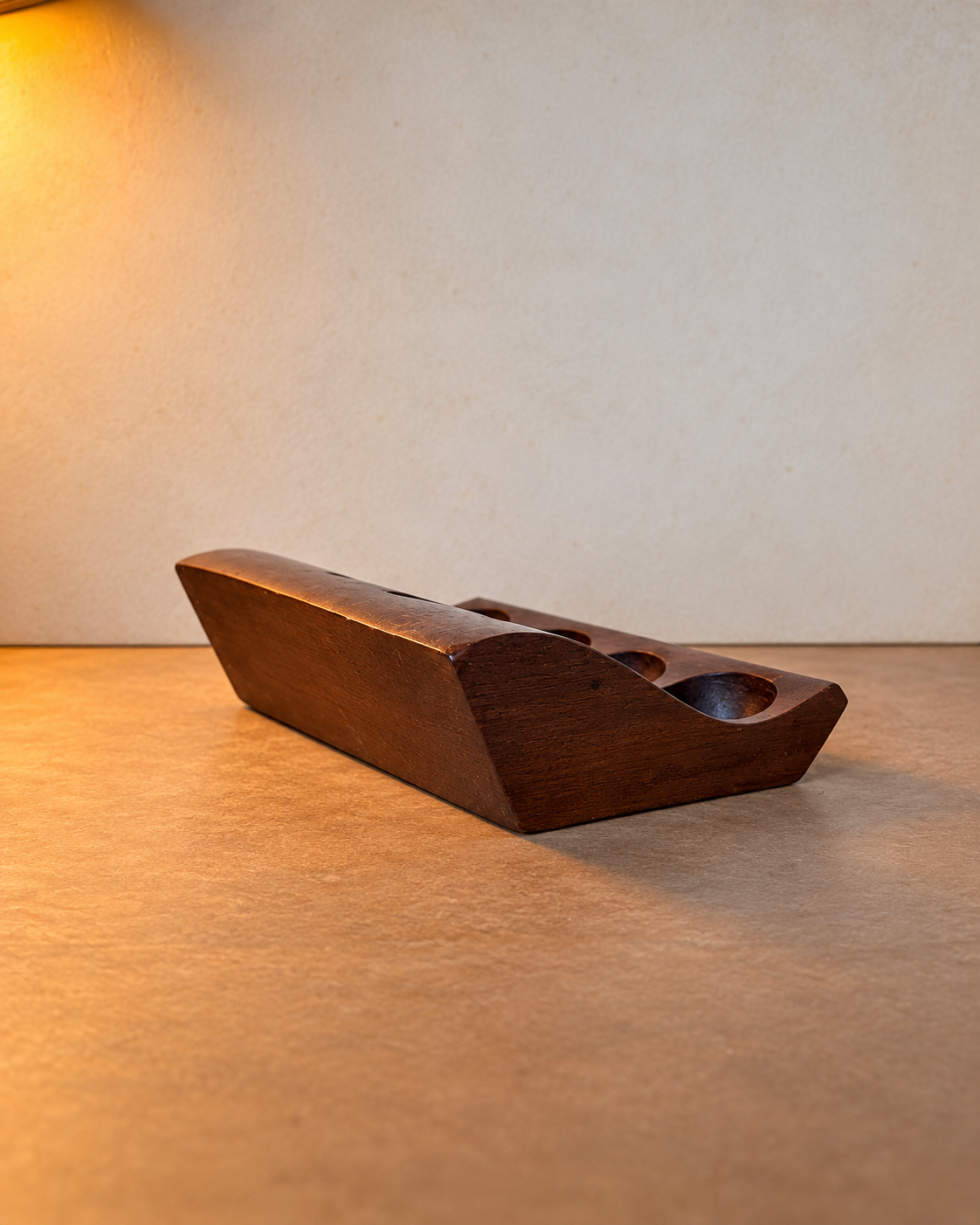 Suporte para quatro cachimbos em madeira maciça de desenho modernista (DMCPS_630)
