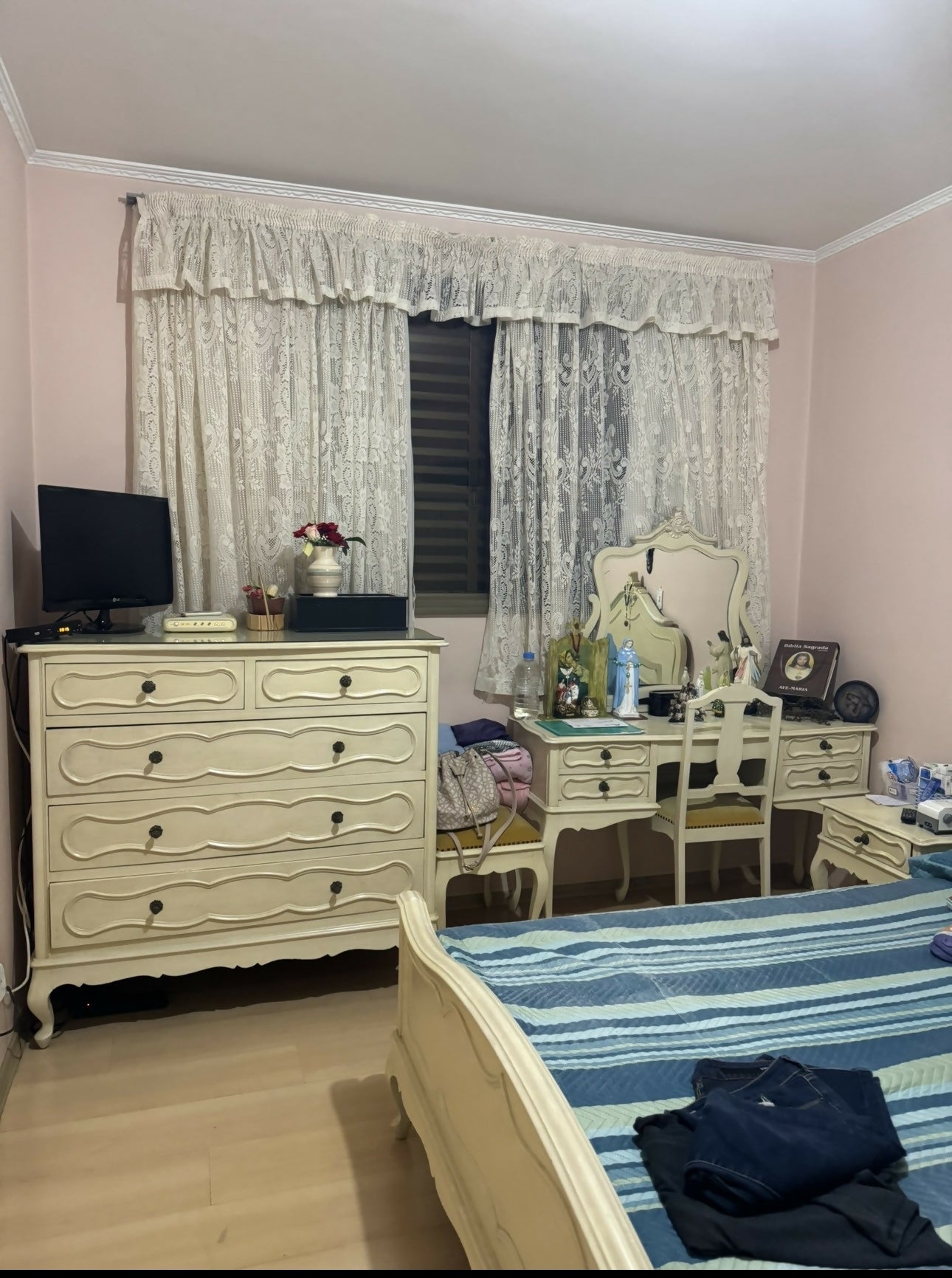 Quarto Provençal em Madeira Maciça com Pátina Artesanal | Criação de Artesão da Família