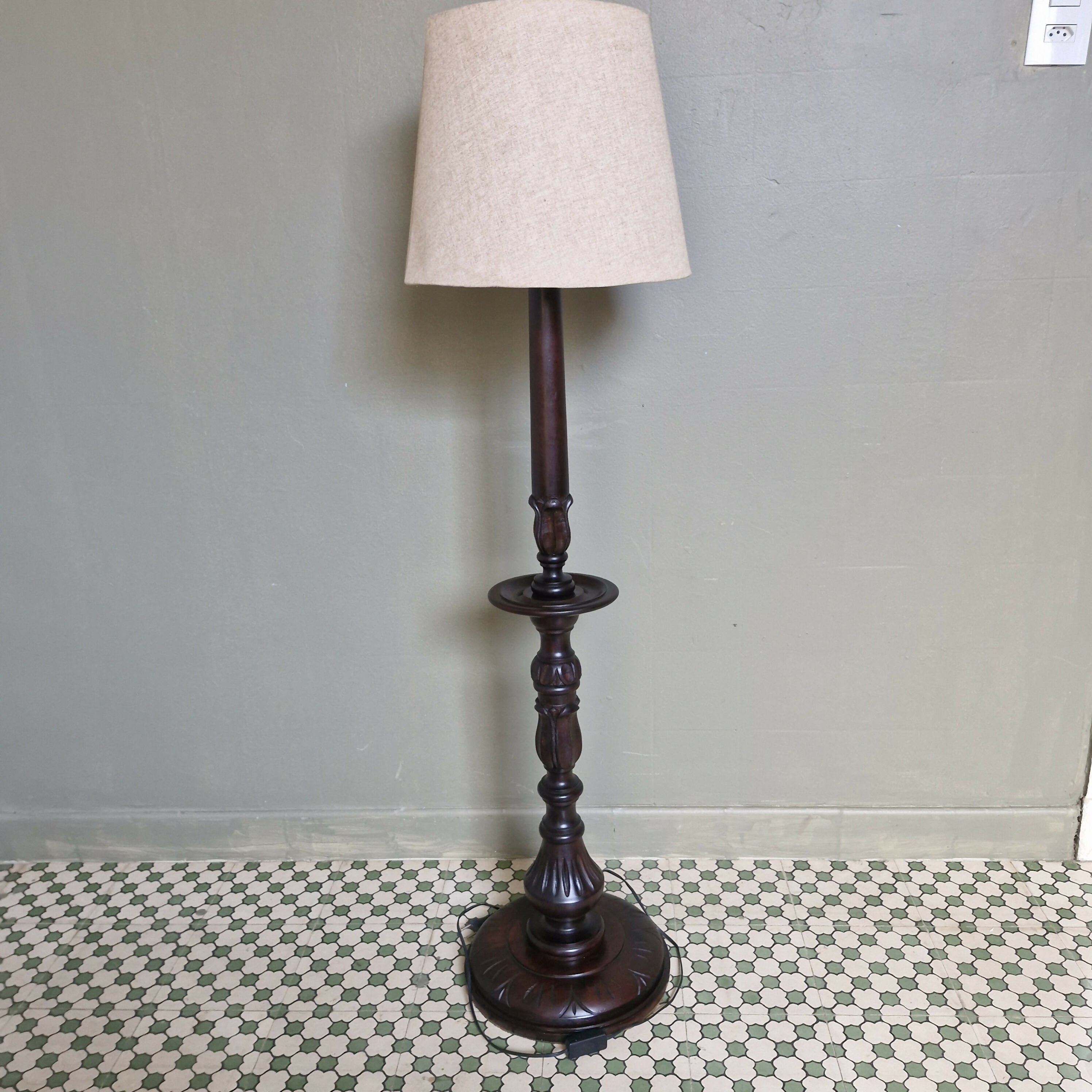 Abajur de Piso em Imbuia