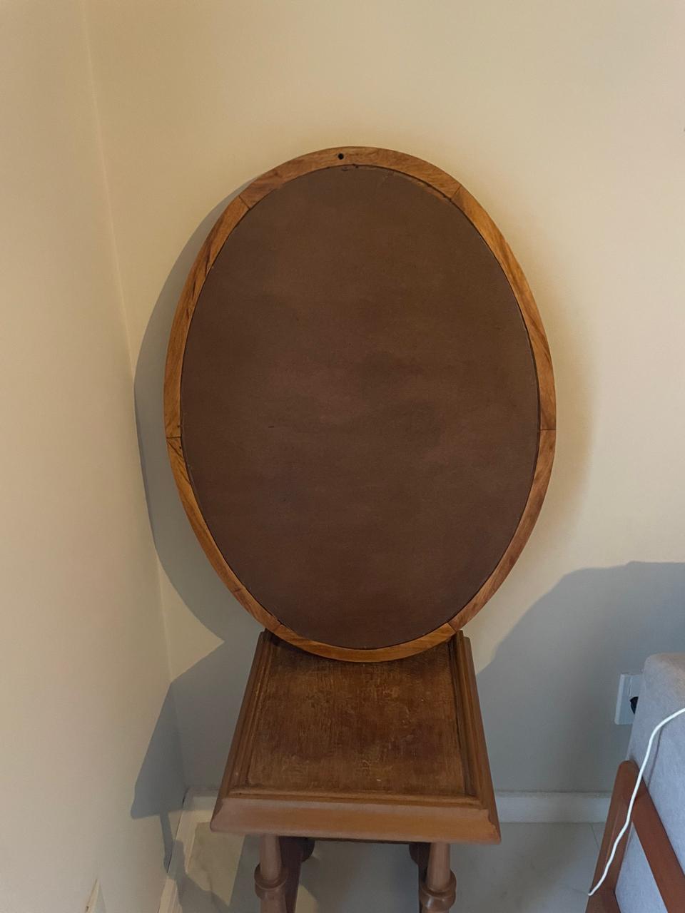 Espelho oval com moldura em madeira