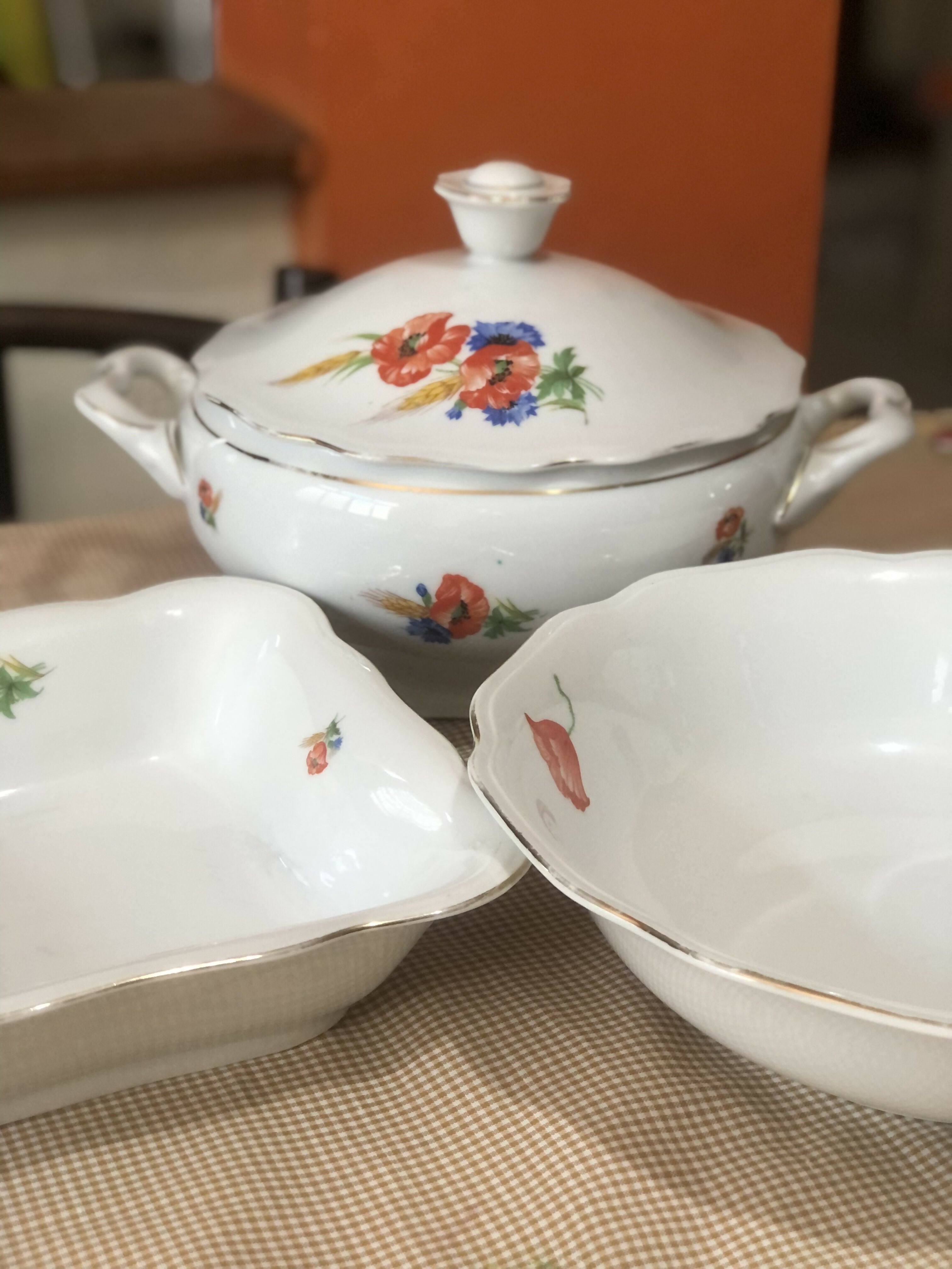 Mesa posta com preciosas peças em porcelana alemã