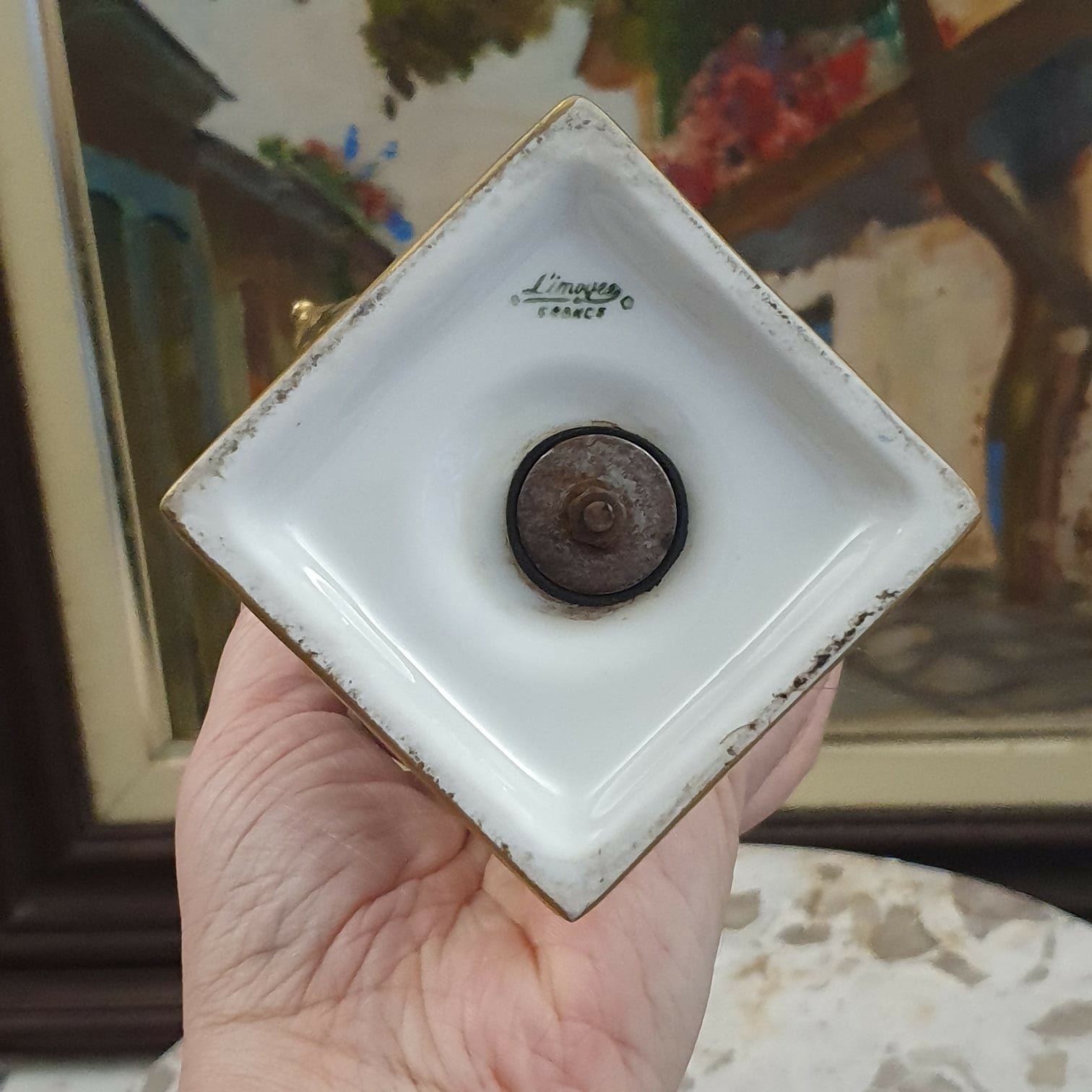 Maravilhosa ânfora em porcelana francesa Limoges antiga, final do século XIX, Belle Epóque, com pintura floral e dourações inteiras feitas à mão. Impecável!