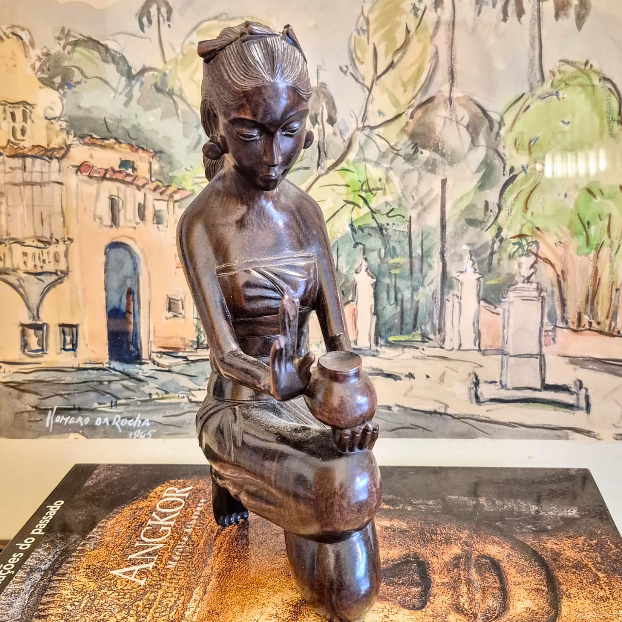 Escultura linda, de tirar o fôlego,  feita em ébano balinês.  Talhada em bloco único, estilo Art Decó (anos 30/40), representando a Dewi Sri, divindade do arroz, da fertilidade e da prosperidade.
