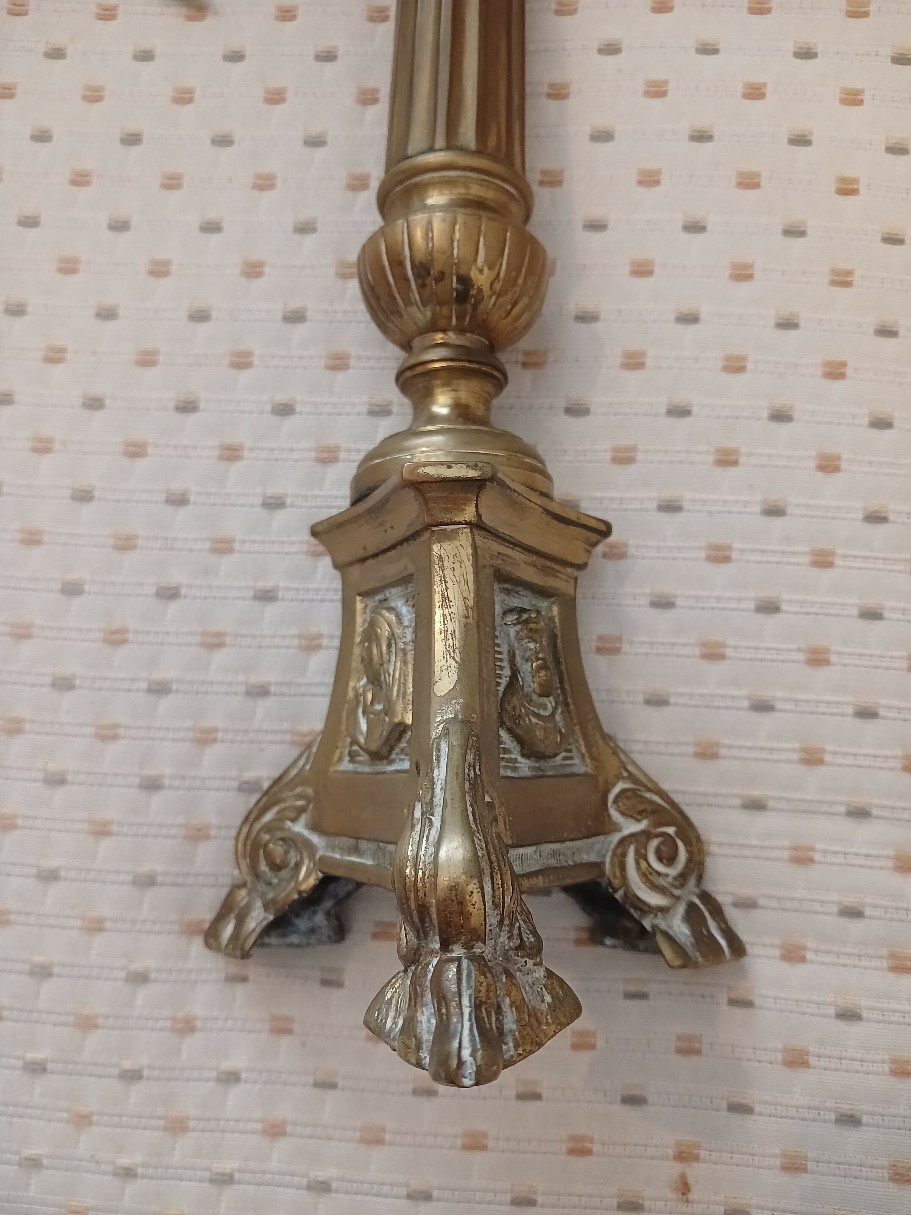 Castiçal antigo em metal estilo neoclássico