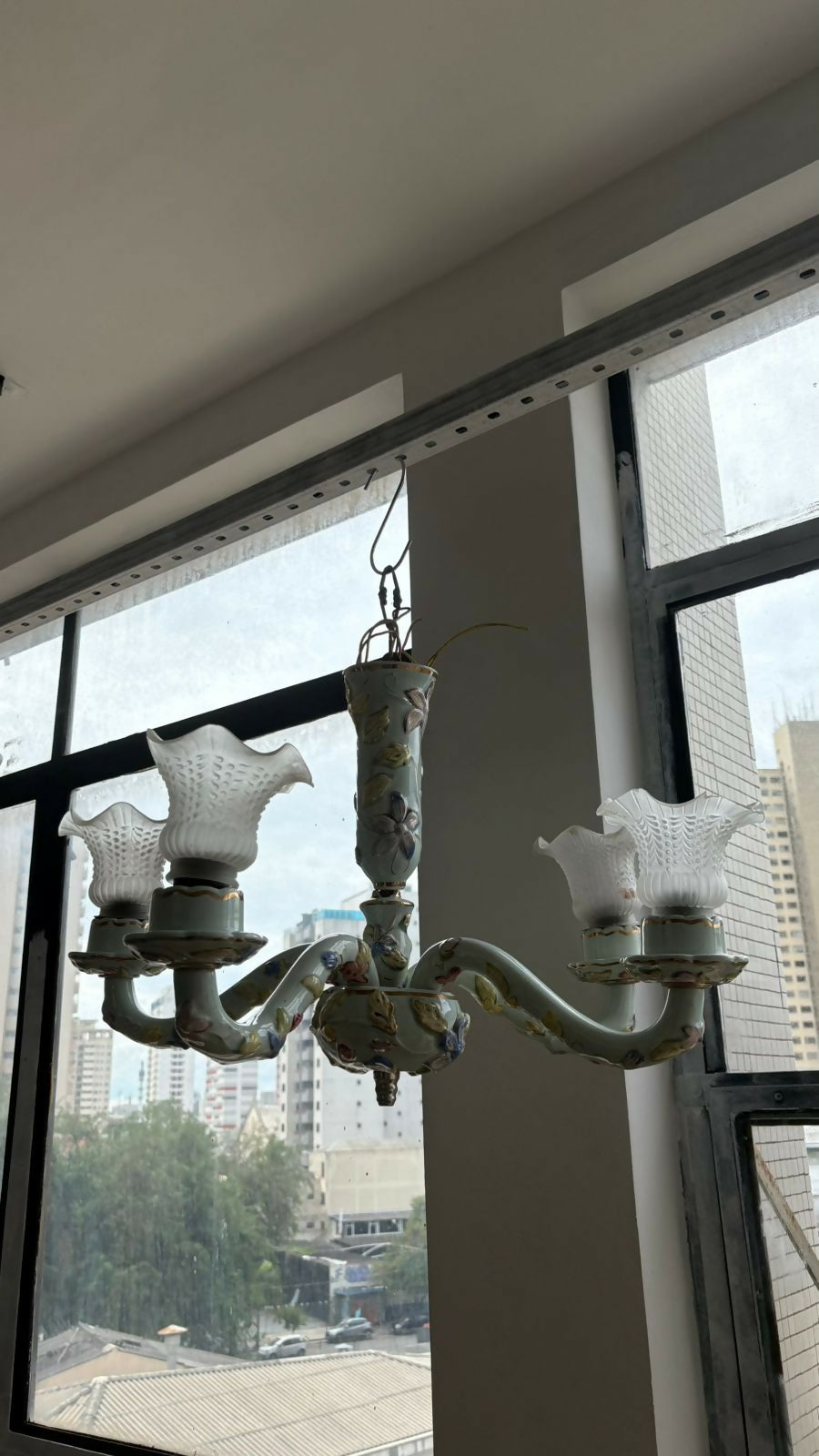 Lustre Vintage Clássico em Porcelana Pintada (4 Braços)