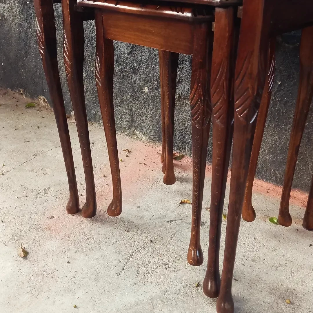 Mesa Ninho Inglesa com tampo em couro com detalhes dourados e vidro (restaurada) 