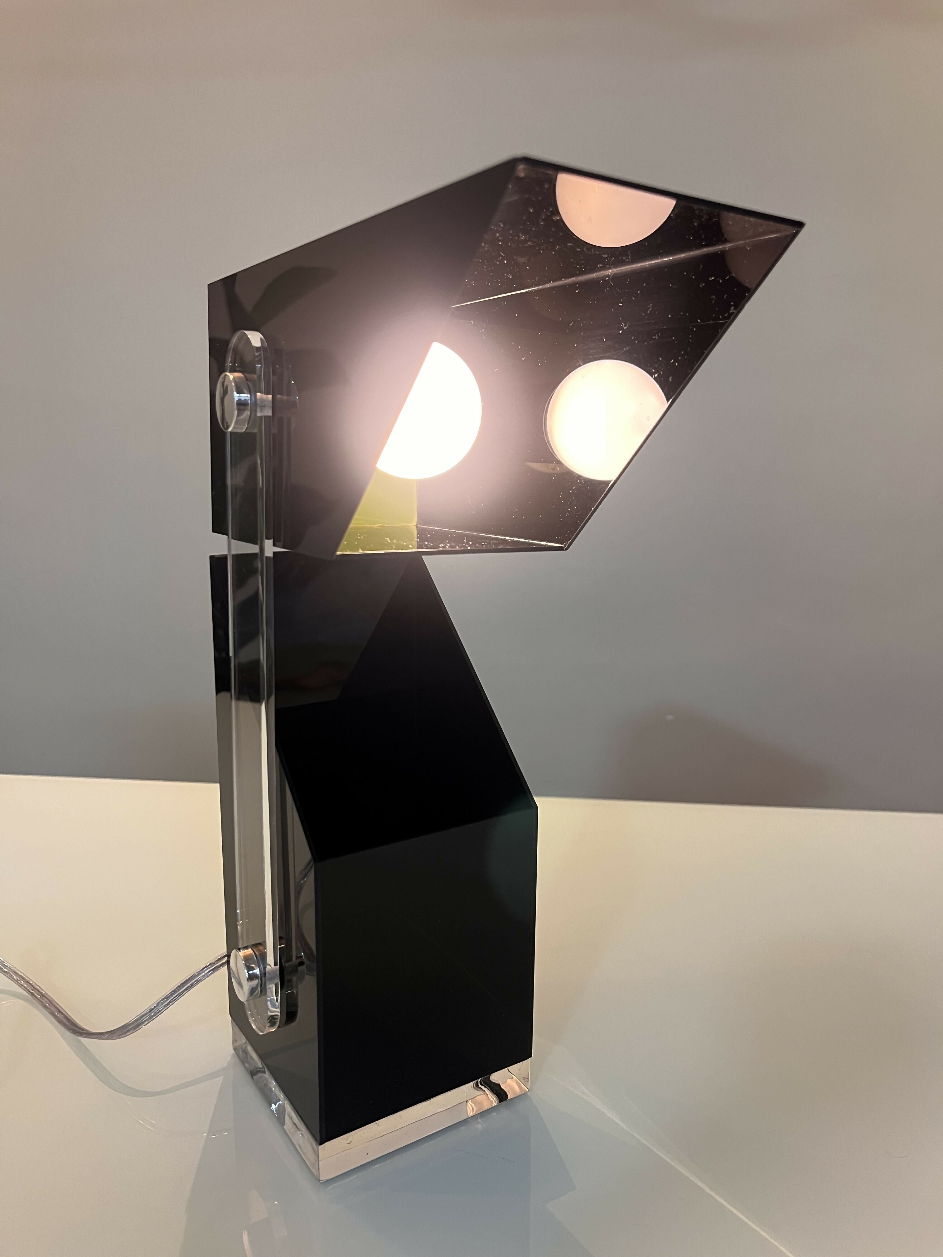 Luminária de mesa 100% em acrílico