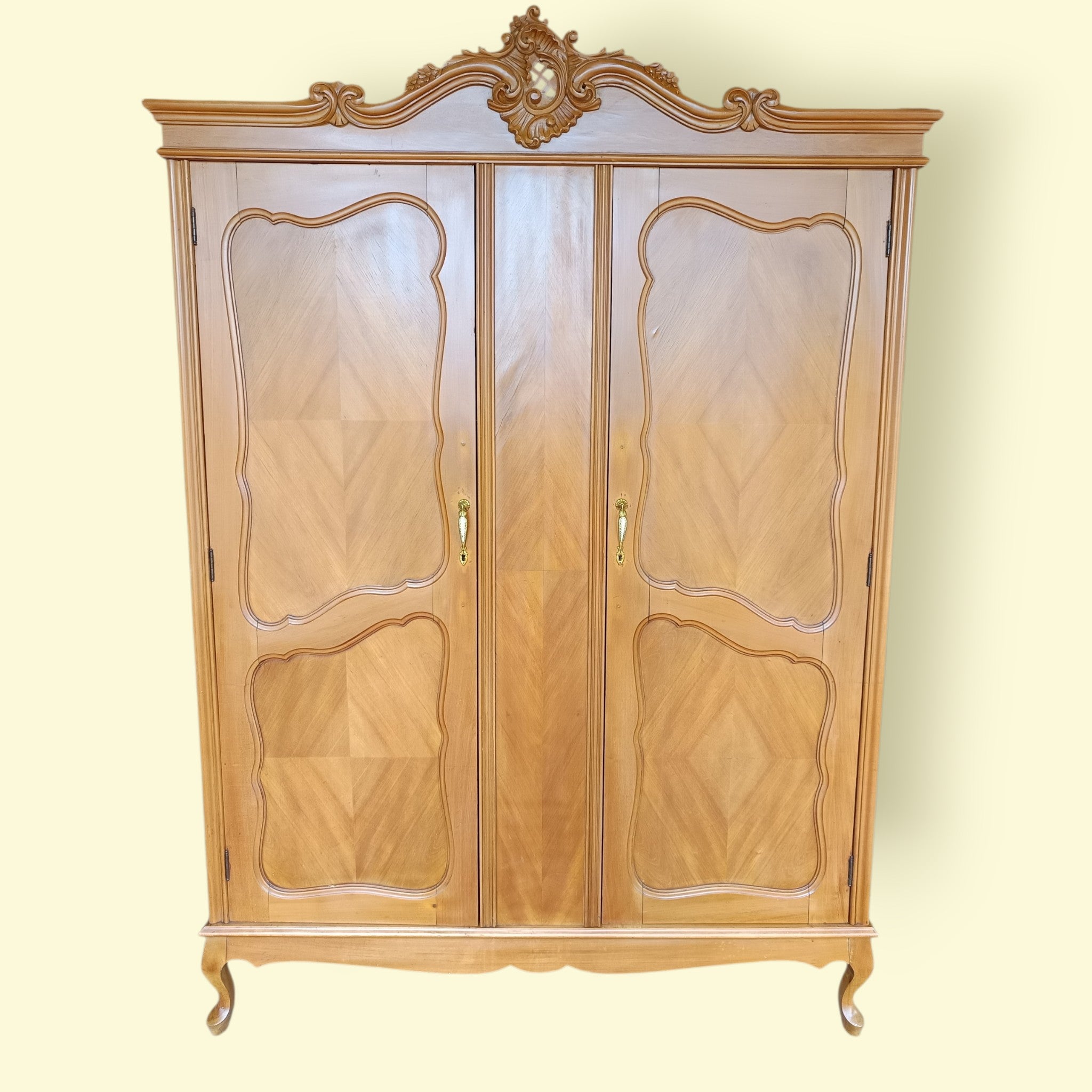 Maravilhoso Armário Roupeiro / Guarda roupa Luís XV duas portas 