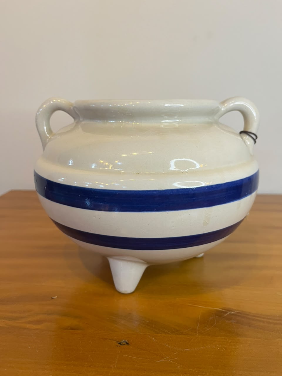 Cachepot Vintage em Cerâmica com Alças e Pés com listras em azul 