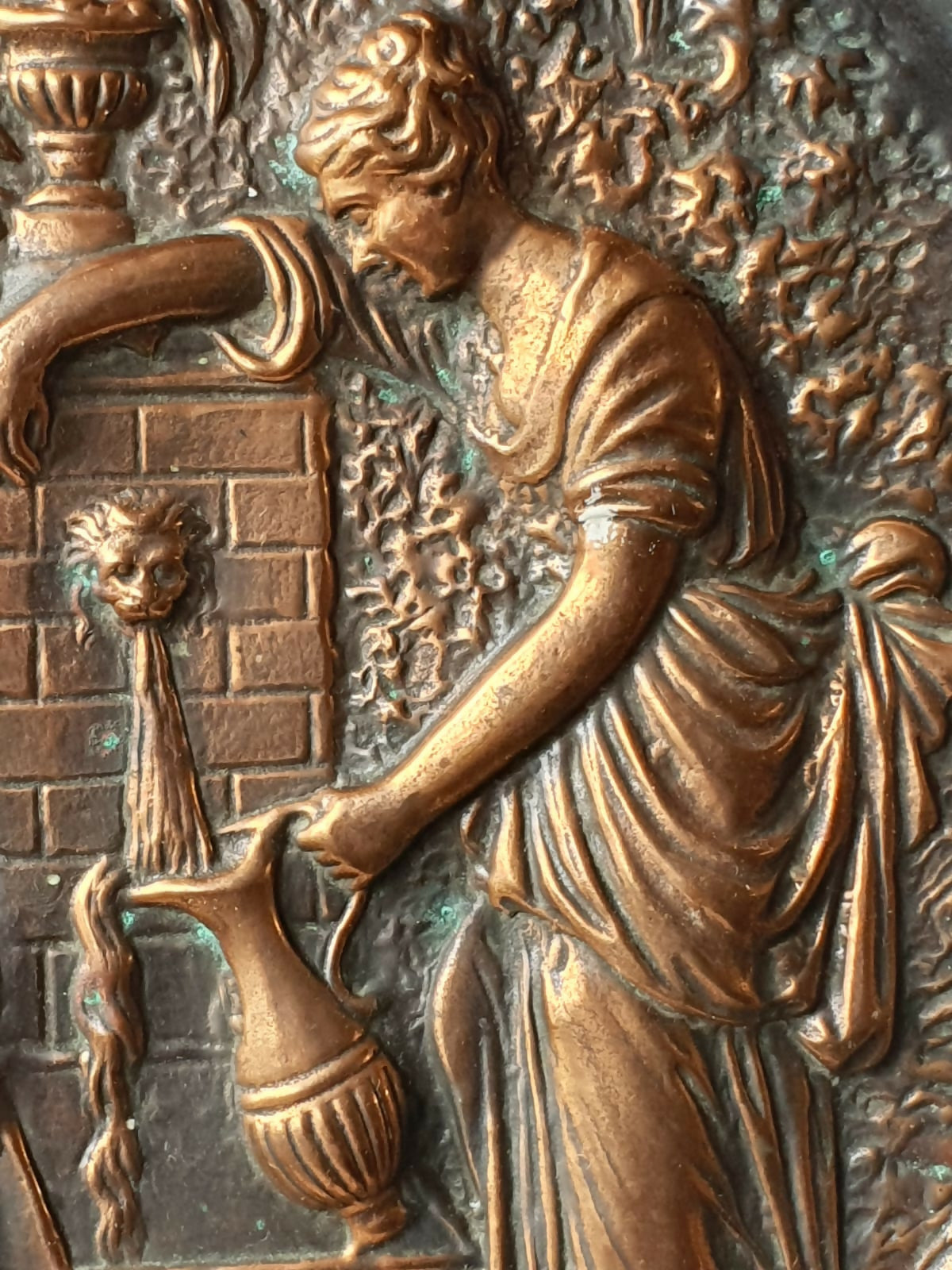 Medalhão decorativo incrível em cobre repuxado com cena galante em alto relevo na reserva central