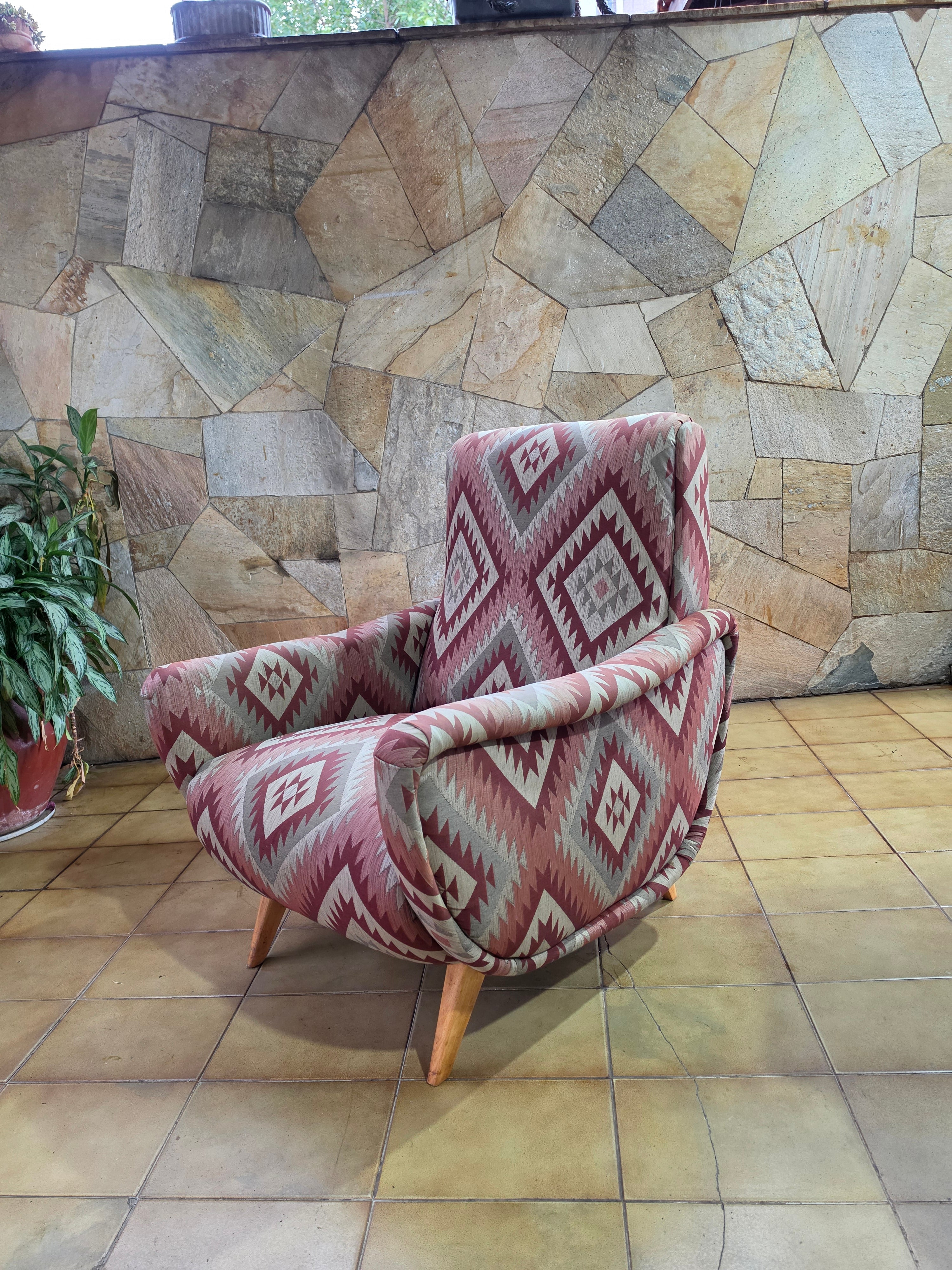 Autêntica poltrona Bouclé da década de 1960, mantendo seu tecido original com padrões geométricos