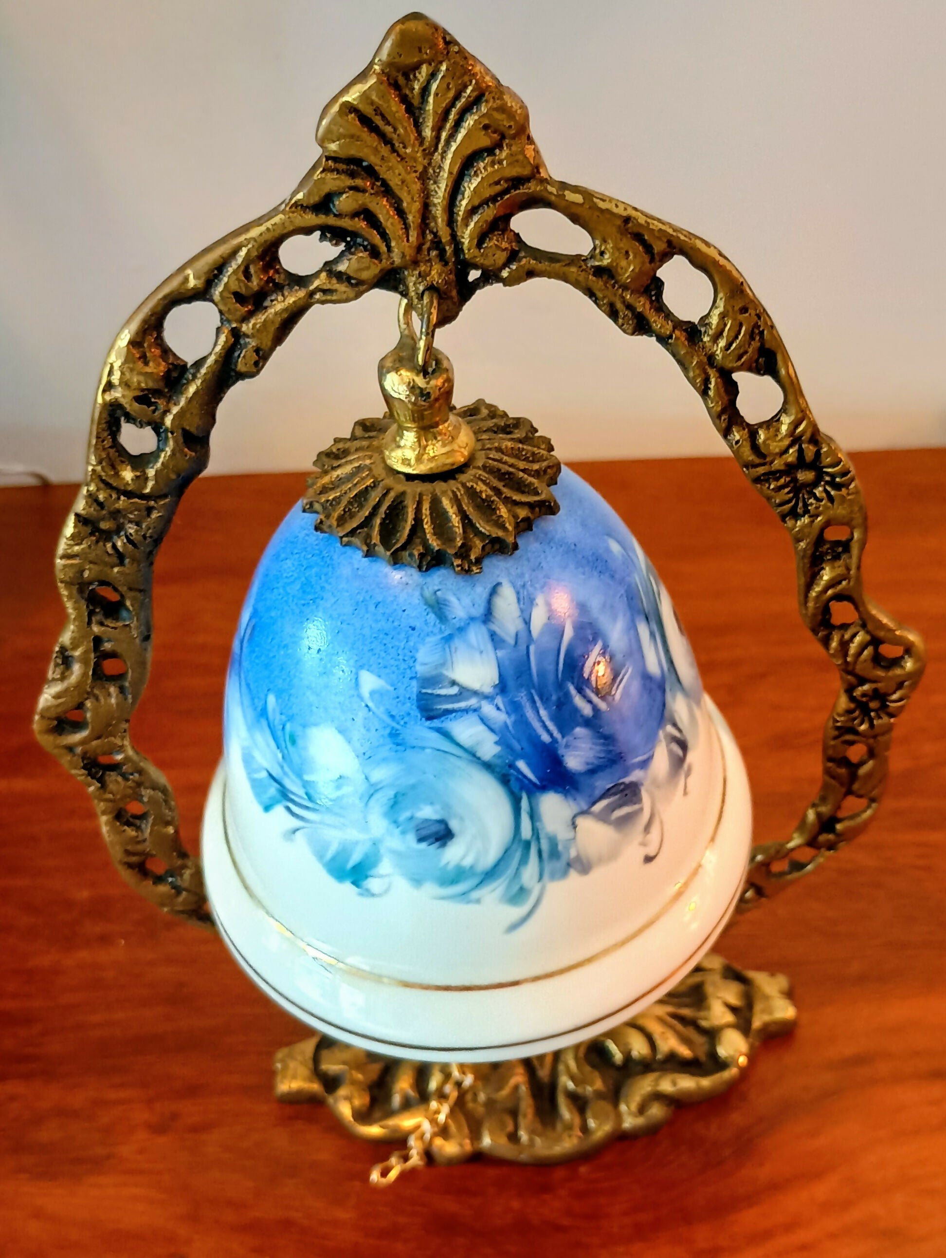 SINO DE MESA EM BRONZE E PORCELANA FLORAL
