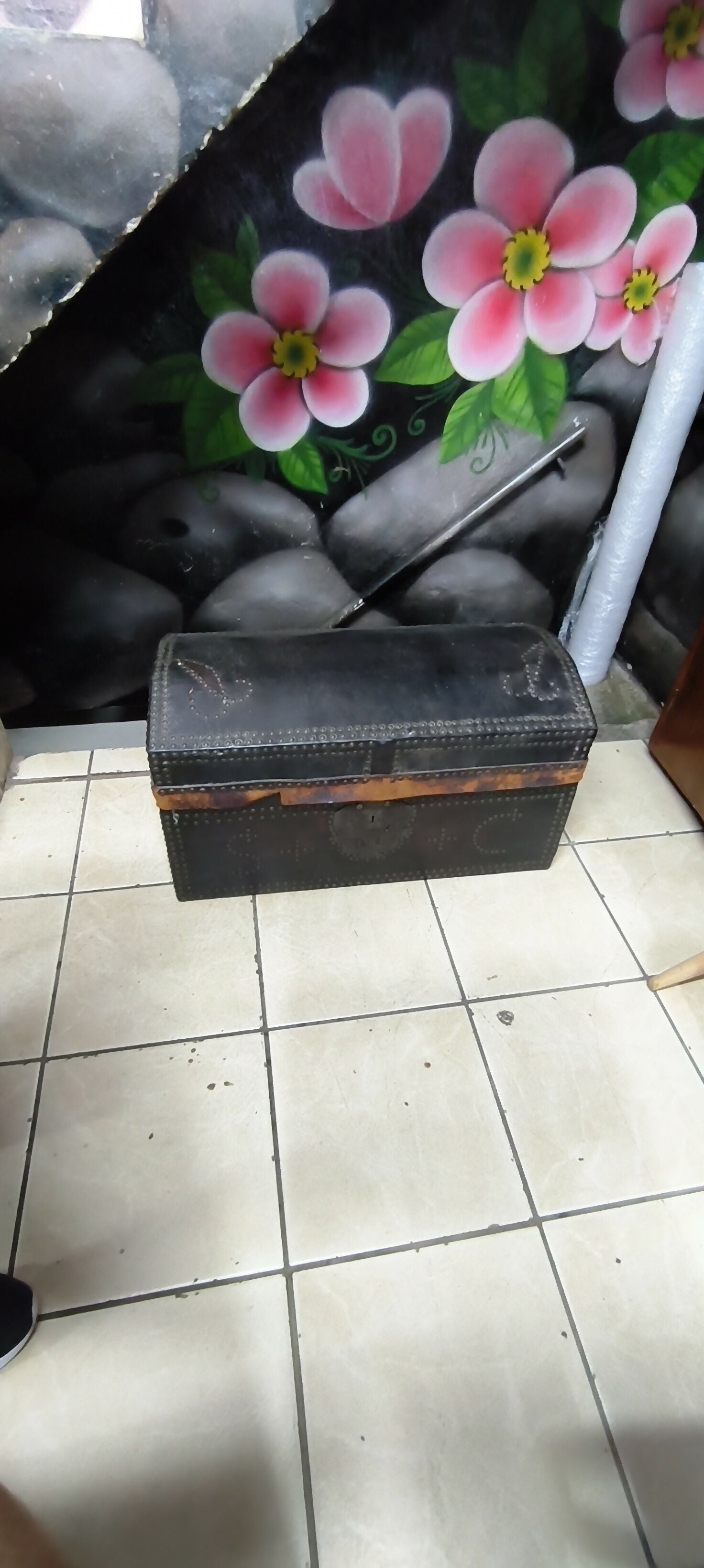 Baú antigo de couro