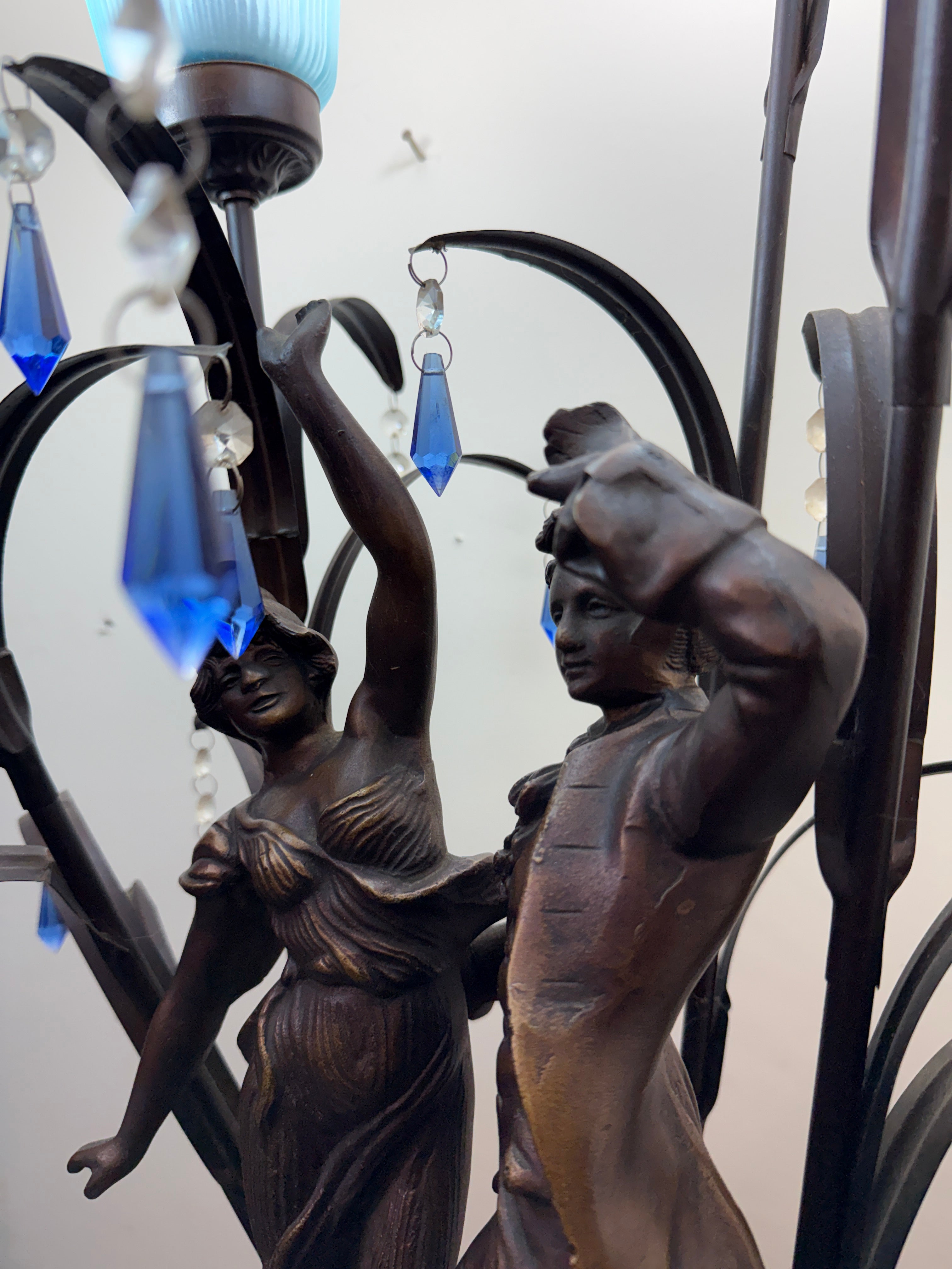 Belissima Luminaria em Petit Bronze com escultura representando casal na chuva com cúpulas azuis e pingentes de cristal