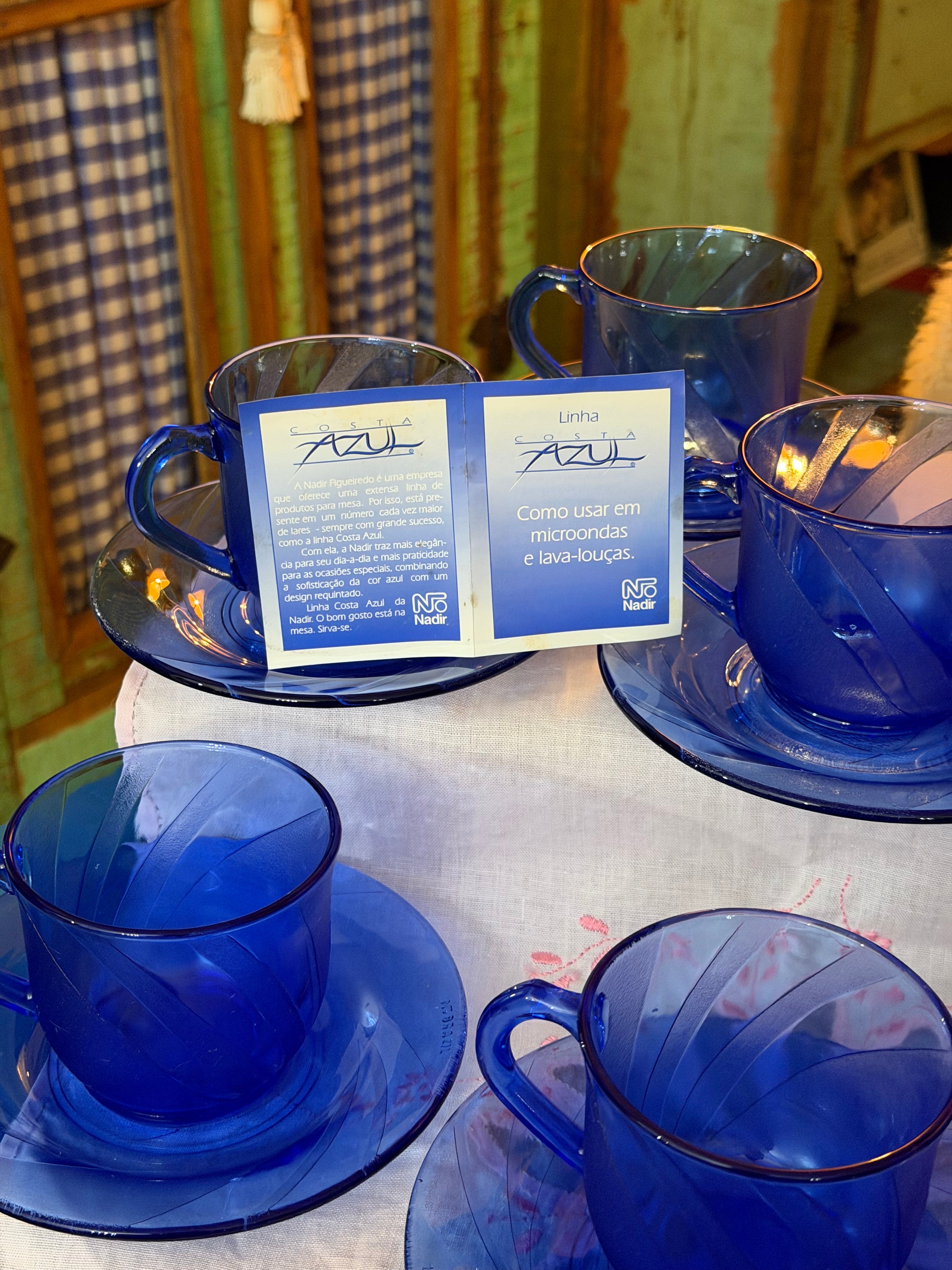 Maravilhoso conjunto  antigo de xícaras de chá da marca Nadir Figueiredo, linha Costa Azul. São 6 xícaras com seus respectivos pires