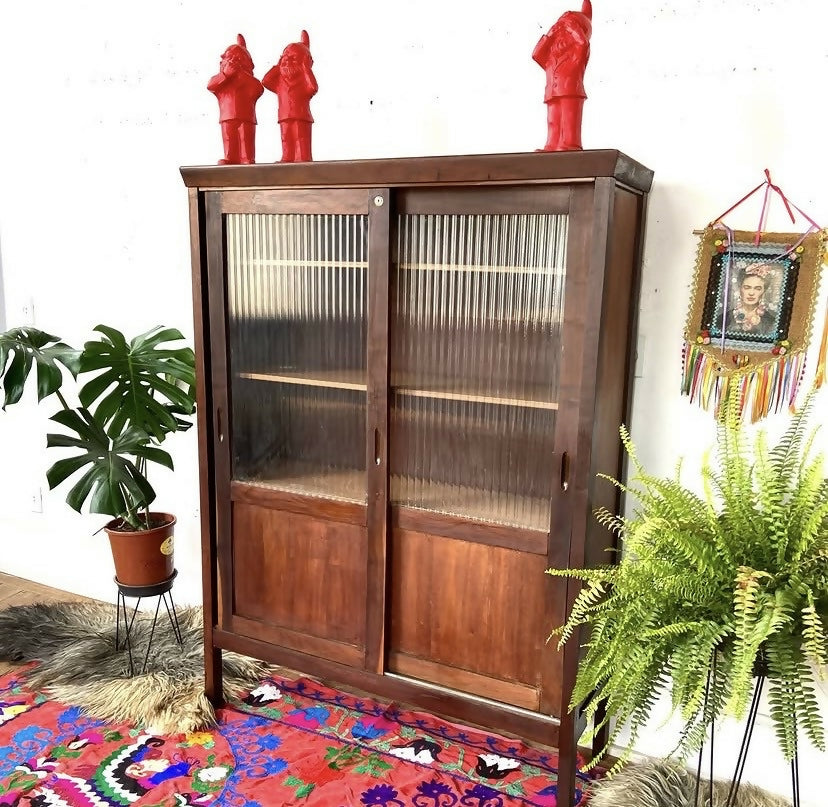 Livreiro vintage em Imbuia e vidro canelado