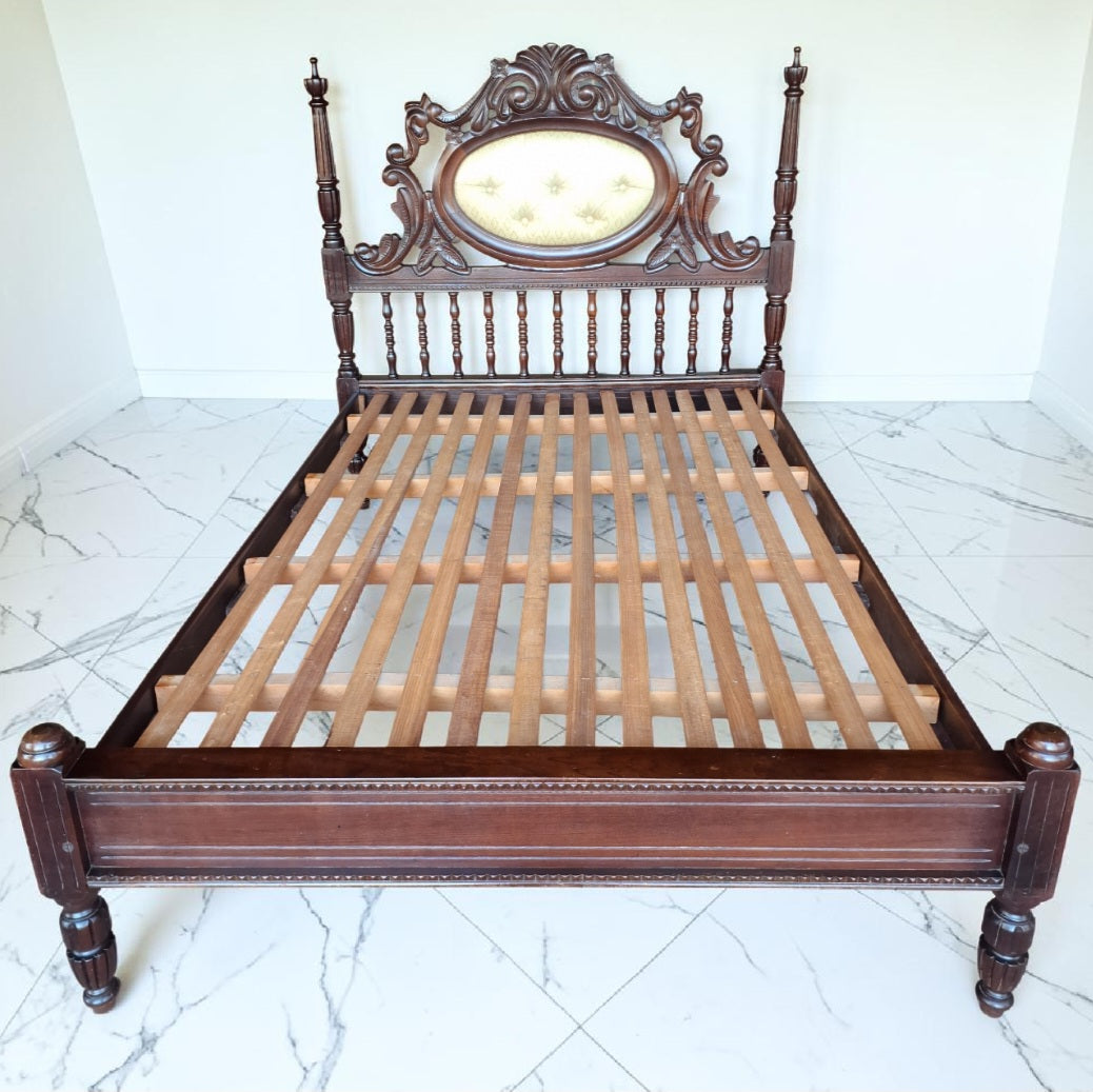 Imponente Cama de Casal Colonial em madeira e cabeceira Capitonê 