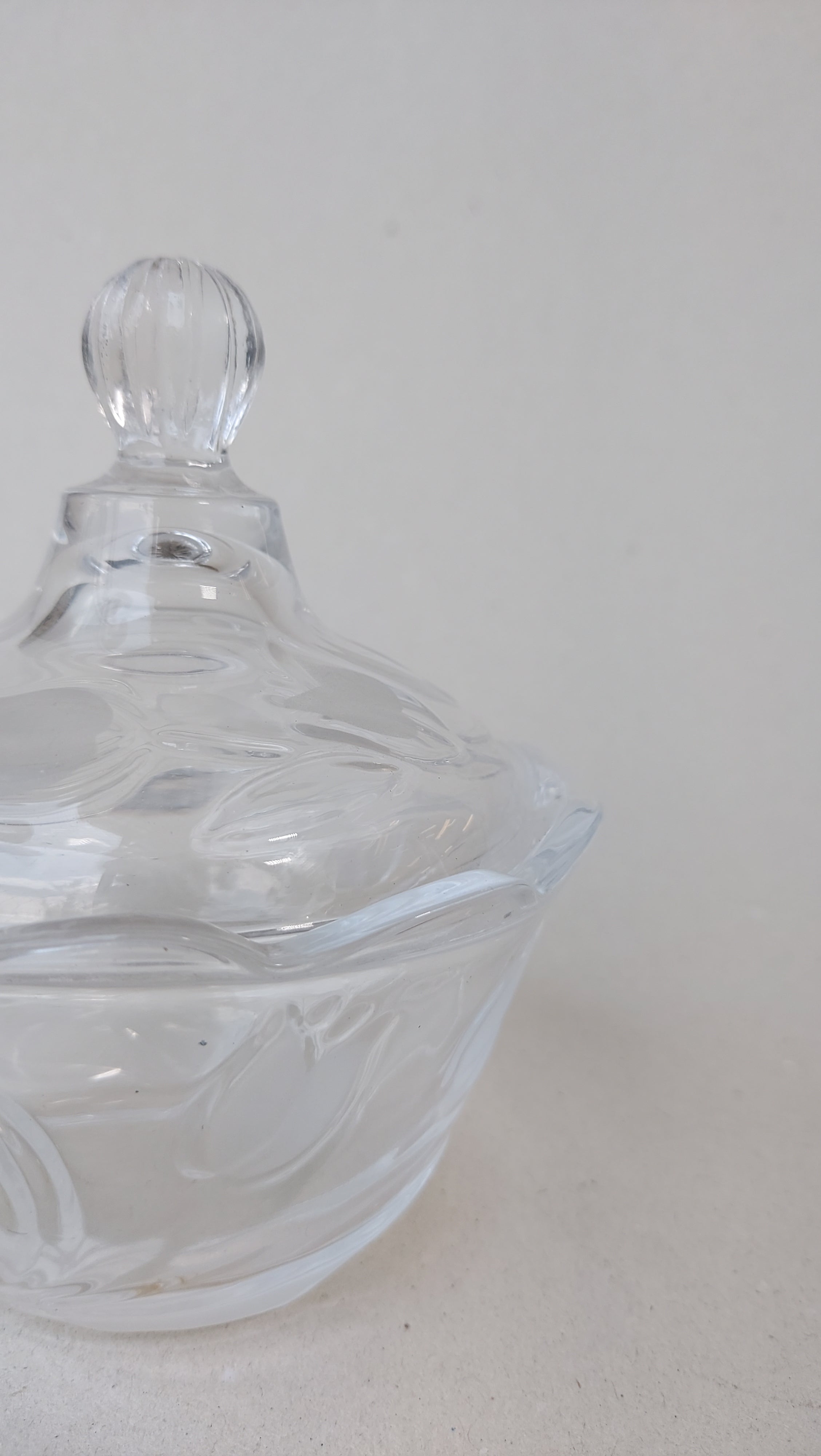 Mini flask with textured glass lid