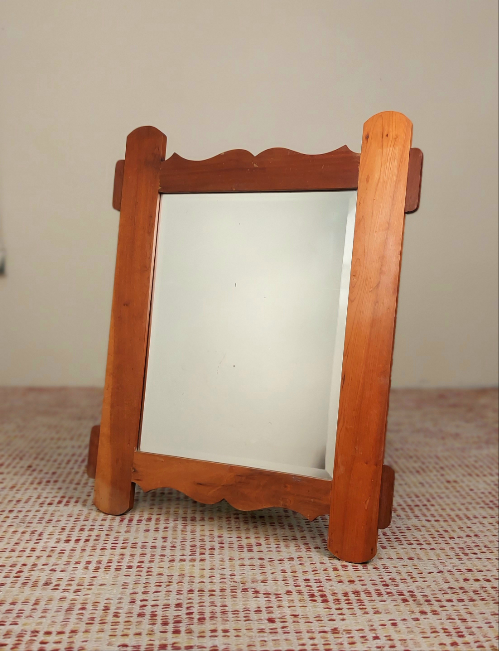 Espelho bisotado anos 70 em madeira clara (83cm X 66cm)