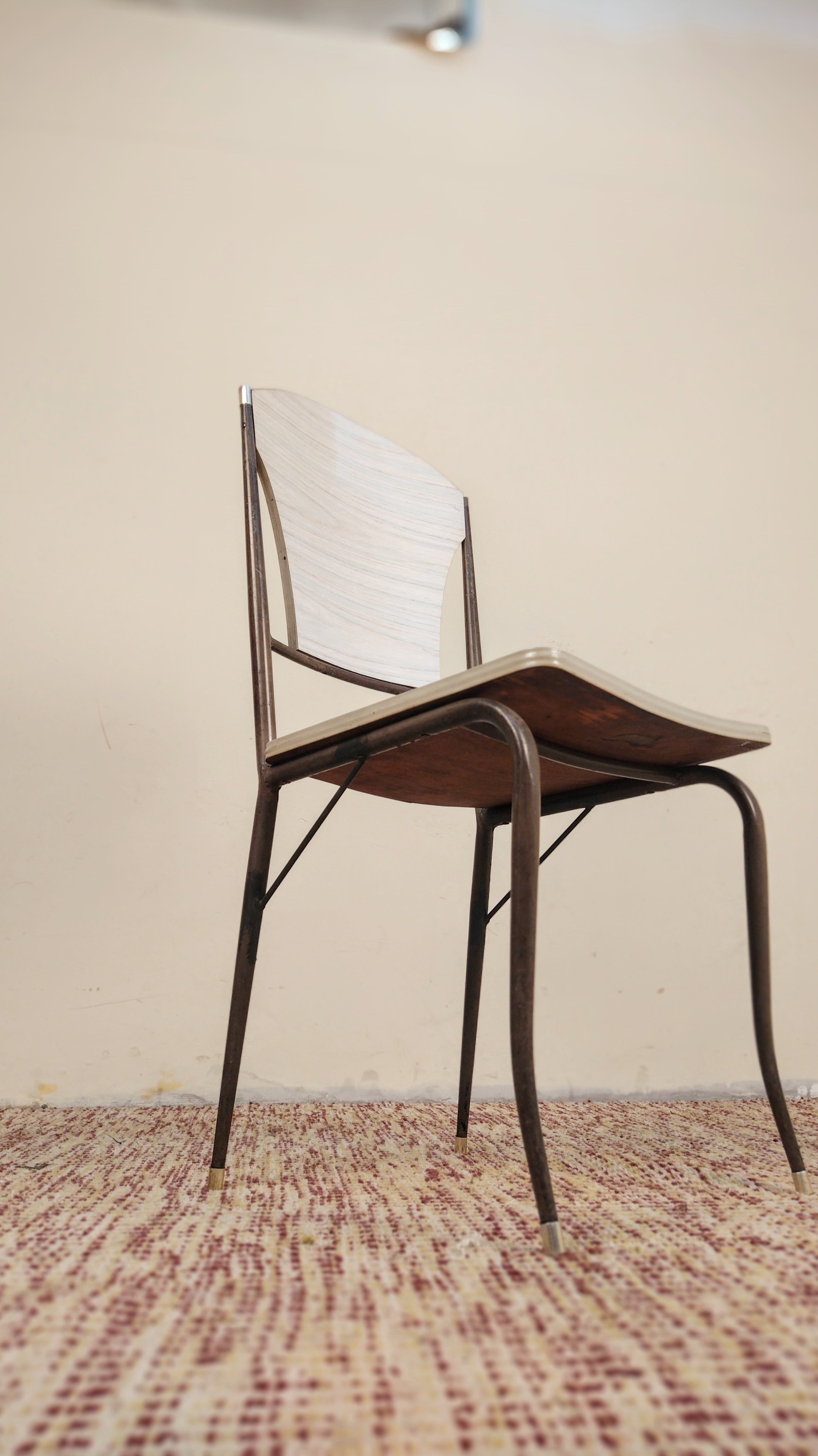 Cadeira anos 60 em Ferro e Fórmica