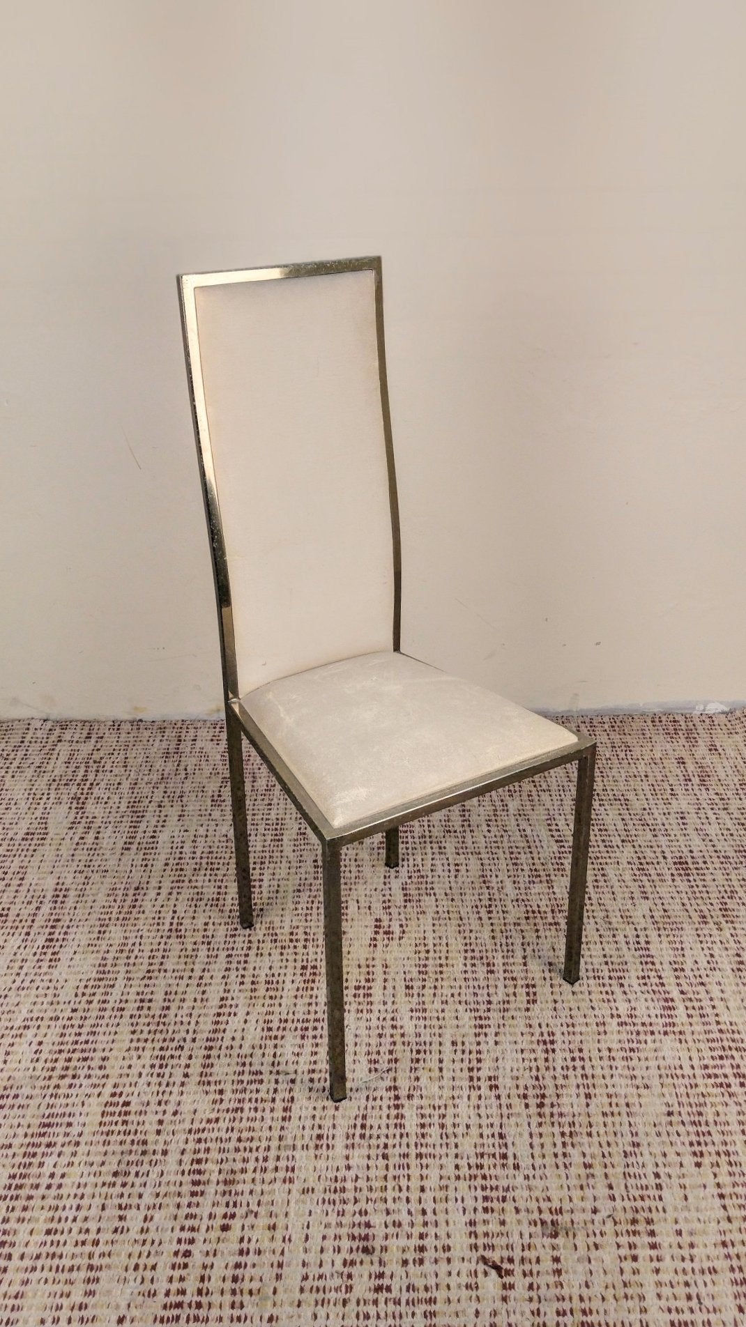 Octeto de cadeiras anos 80 em metal dourado e camurça