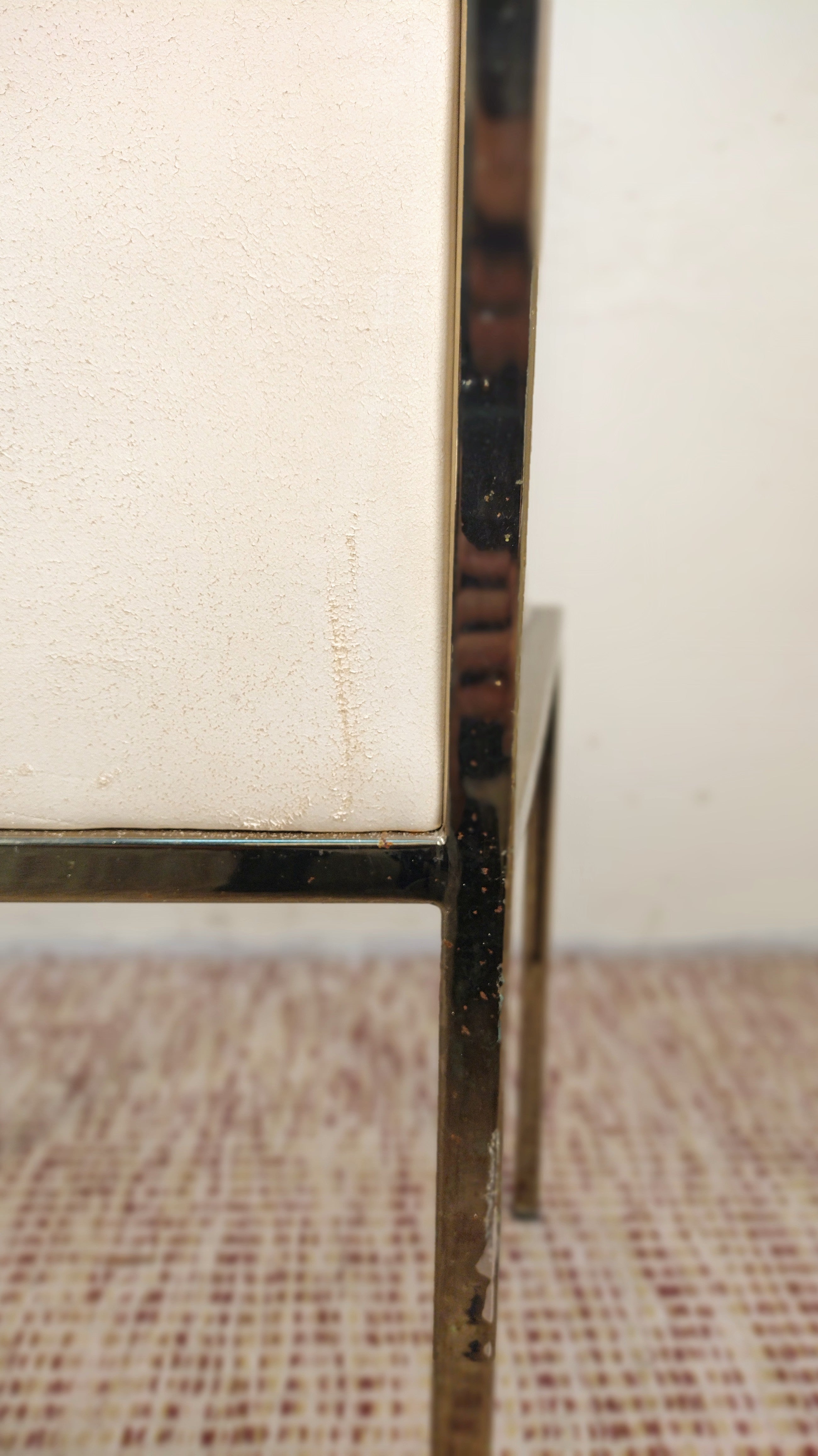 Octeto de cadeiras anos 80 em metal dourado e camurça