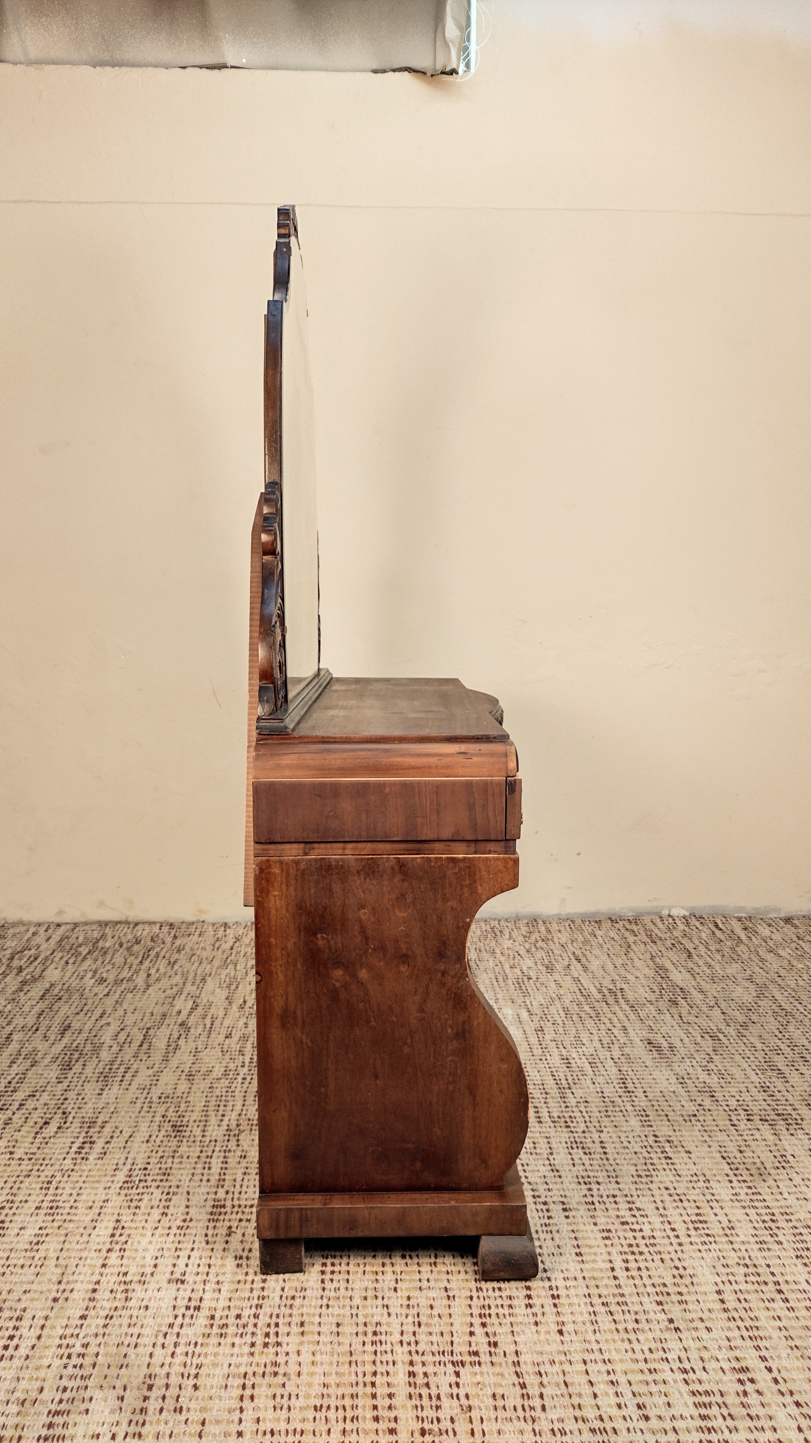 Penteadeira anos 50 em Imbuia entalhada (L- 132cm)