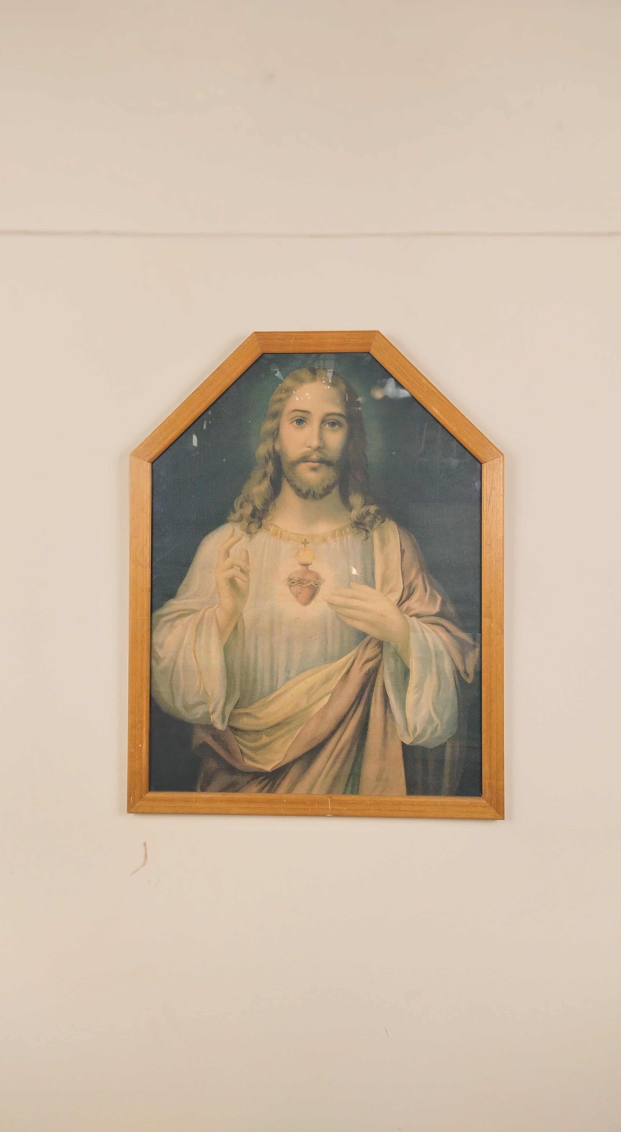 Quadro antigo &quot;Jesus Cristo&quot; em madeira clara (66cm X 51cm)