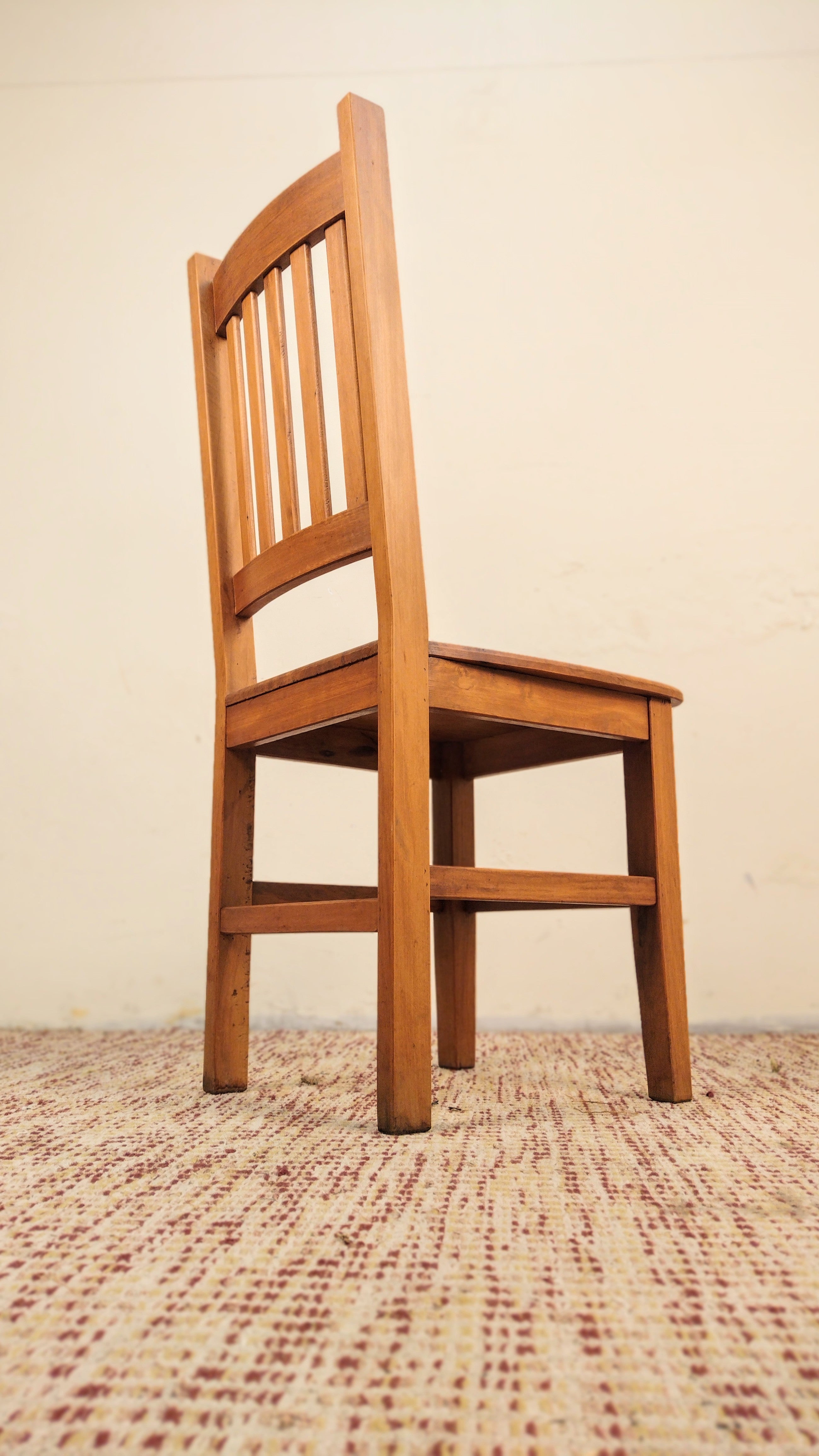 Quarteto de cadeiras em madeira clara maciça