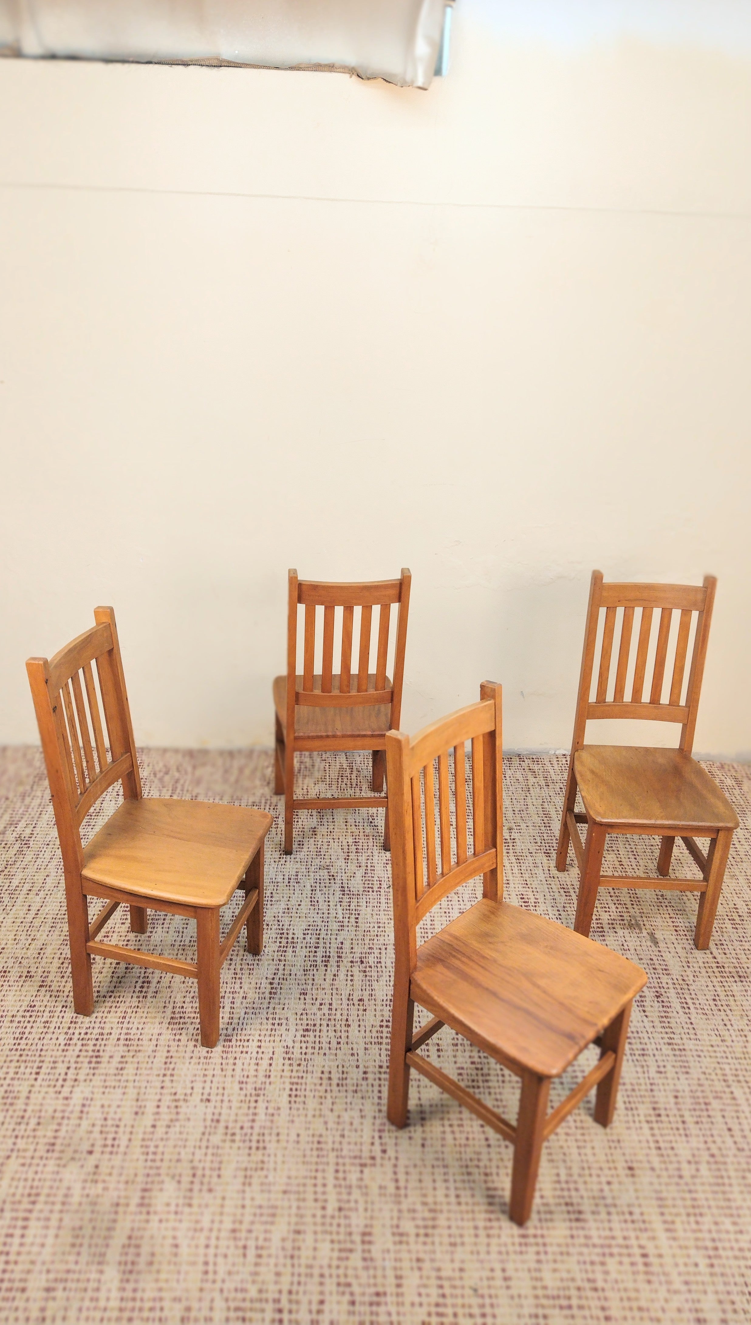 Quarteto de cadeiras em madeira clara maciça