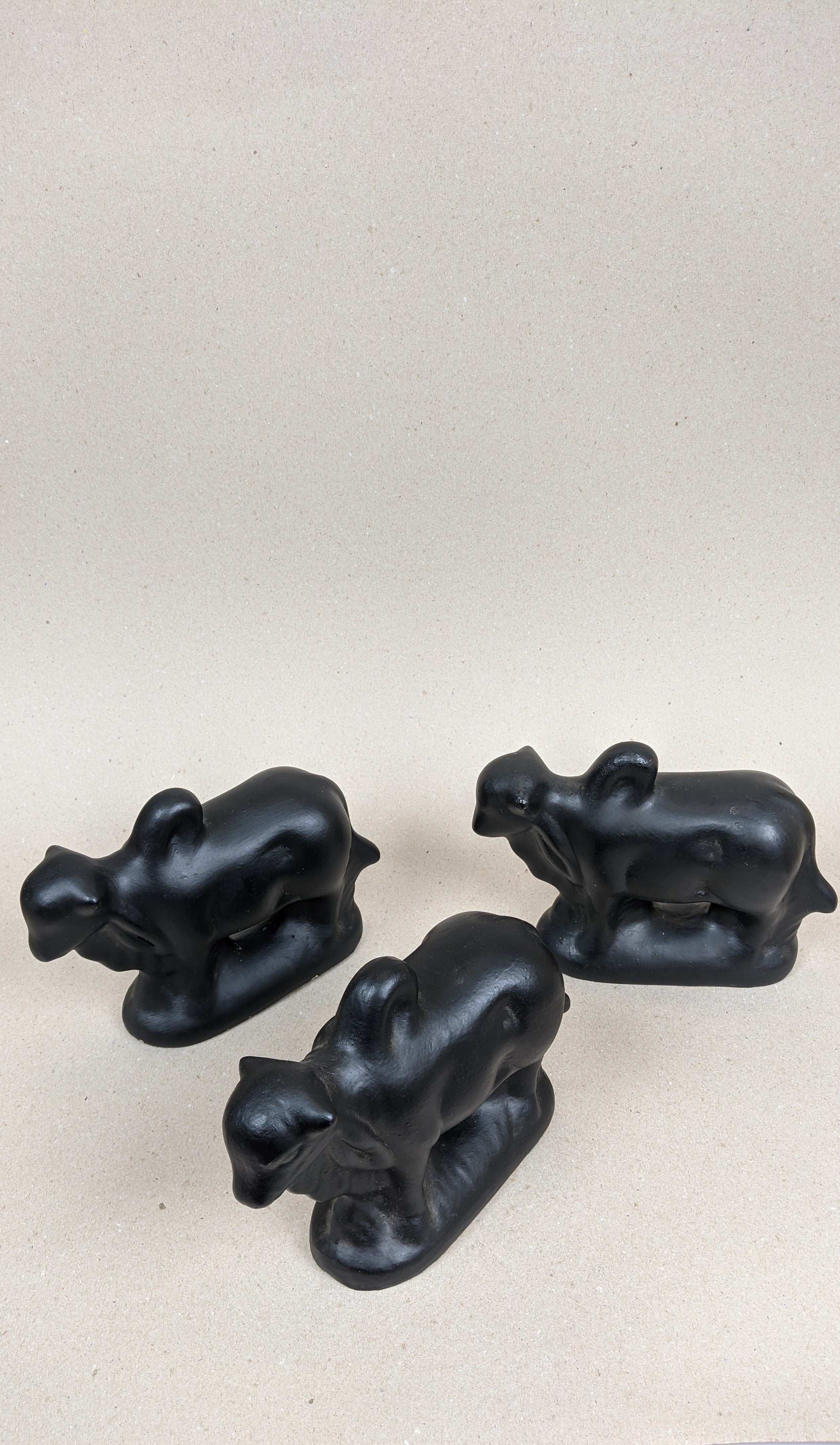 Boi Nelore decorativo em cerâmica laqueada em preto
